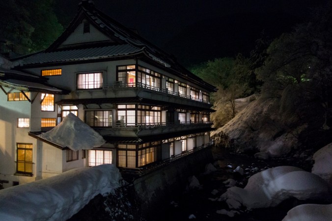 Le bâtiment principal du ryokan : un petit air de Voyage de Chihiro