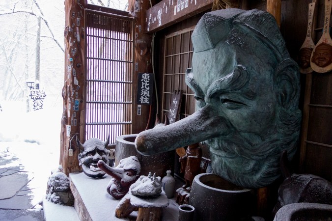 Sur le chemin des bains sont disposés des exemples assez impressionnants d'artisanat local.