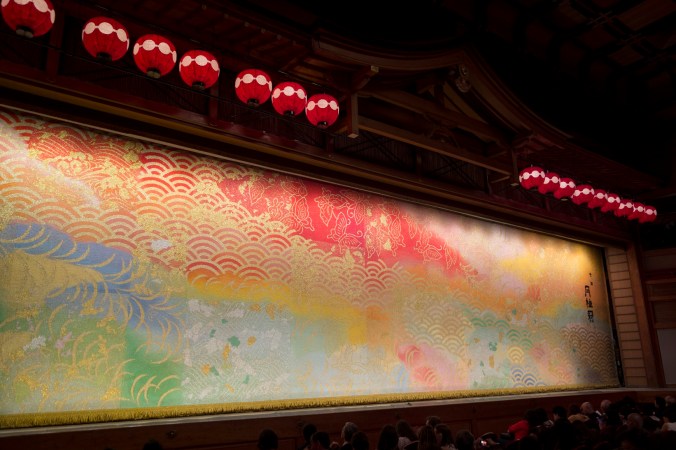 Avant le lever de rideau du grand spectacle des apprentis geisha