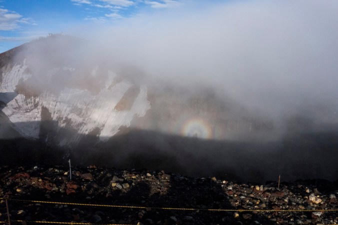 Le cratère et, en face, le sommet officiel.